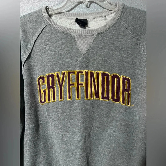 NWOT Universal Studios Harry Potter GRYFFINDOR Stitched Letter Sweatshirt Sz MED - Picture 3 of 8